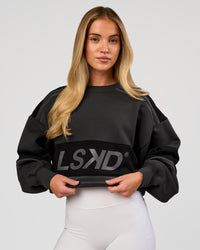 Woman wearing A-Team Sweater Oversize - Onyx-Black | Model:Issy | Size:XS | Thumbnail Index: 2