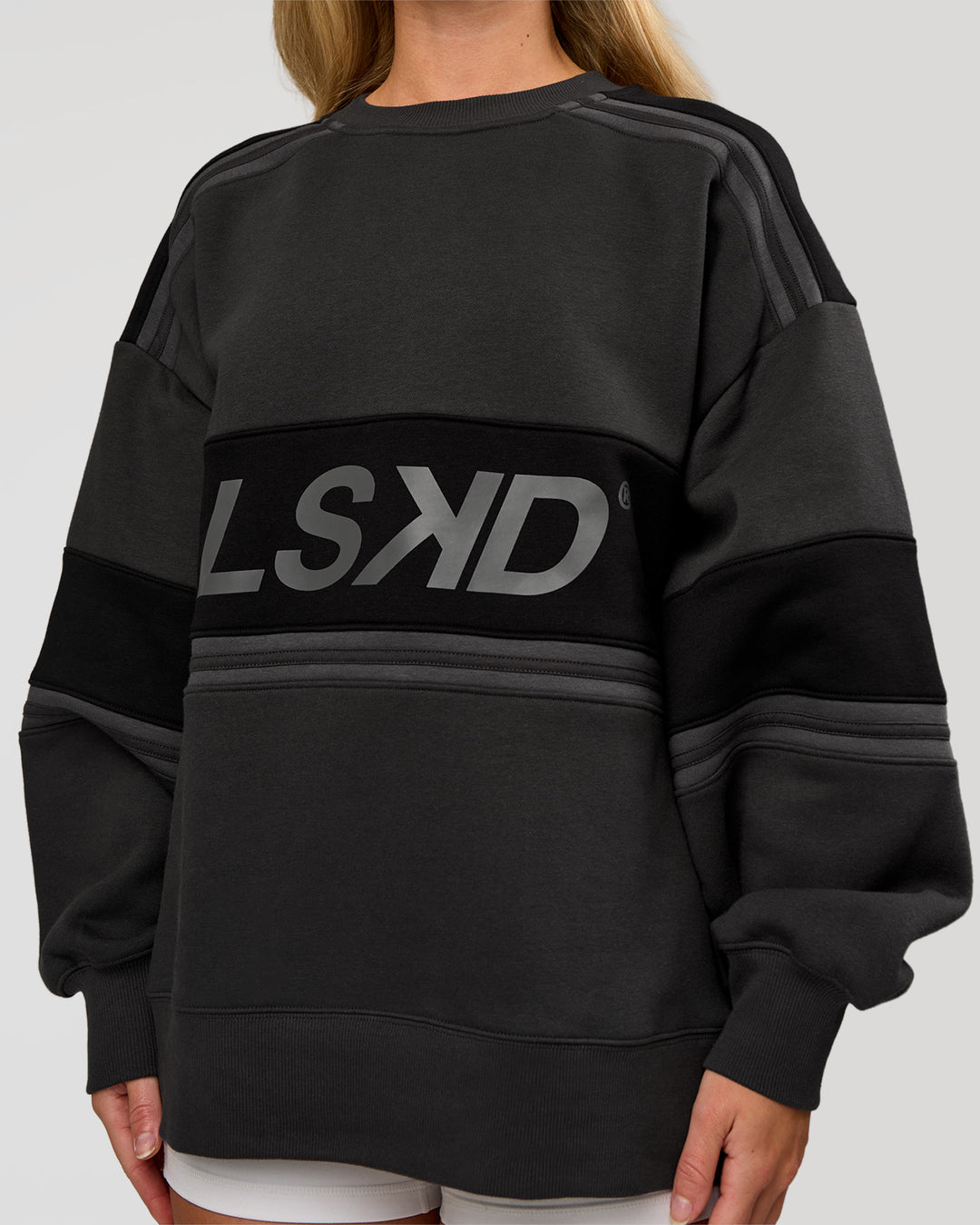 Woman wearing A-Team Sweater Oversize - Onyx-Black | Model:Issy | Size:XS - view 6