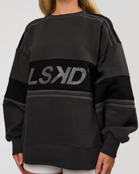 Woman wearing A-Team Sweater Oversize - Onyx-Black | Model:Issy | Size:XS | Thumbnail Index: 5