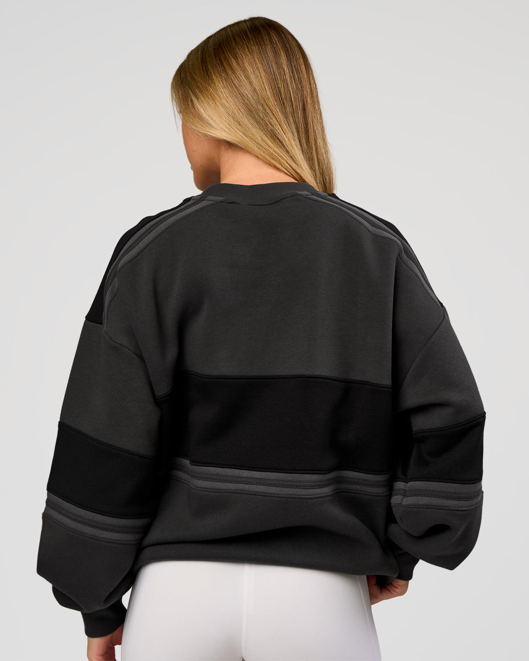 Woman wearing A-Team Sweater Oversize - Onyx-Black | Model:Issy | Size:XS - view 8