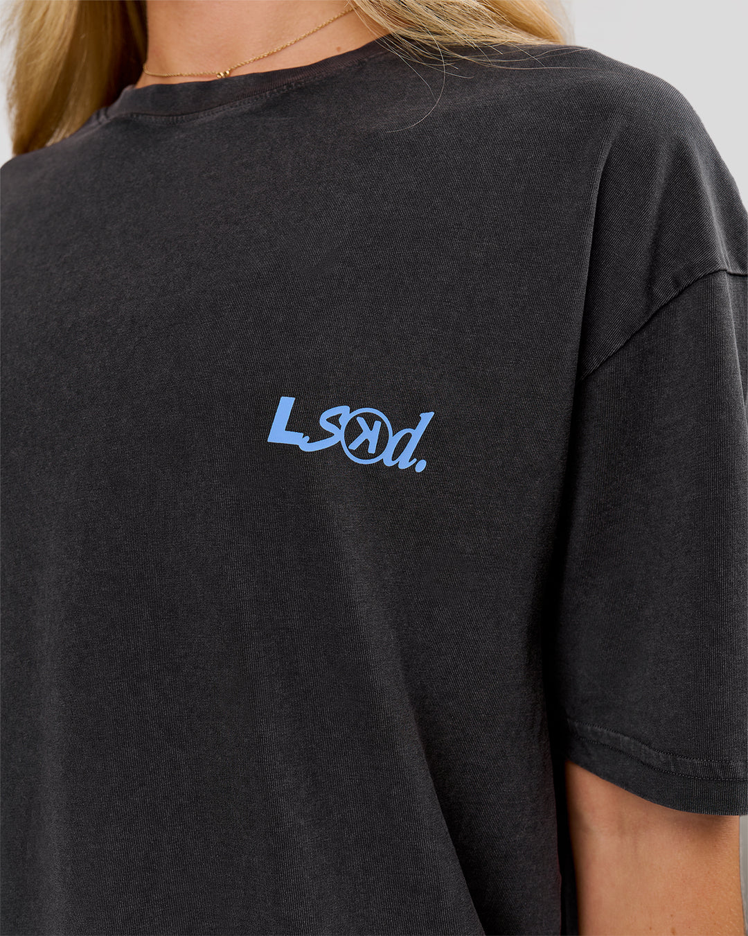 Woman wearing Blended FLXCotton Oversize Tee  - Black Washed | Model:Issy | Size:XS - view 15