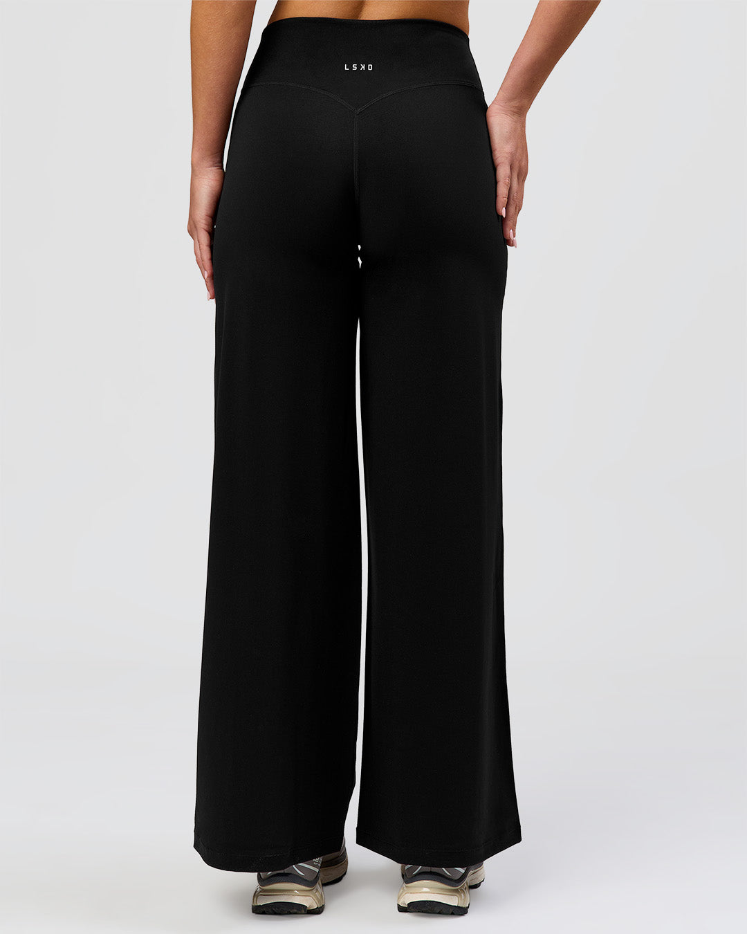 Woman wearing Elixir High-Rise Petite Pant - Black | Model:Issy | Size:XS - view 6