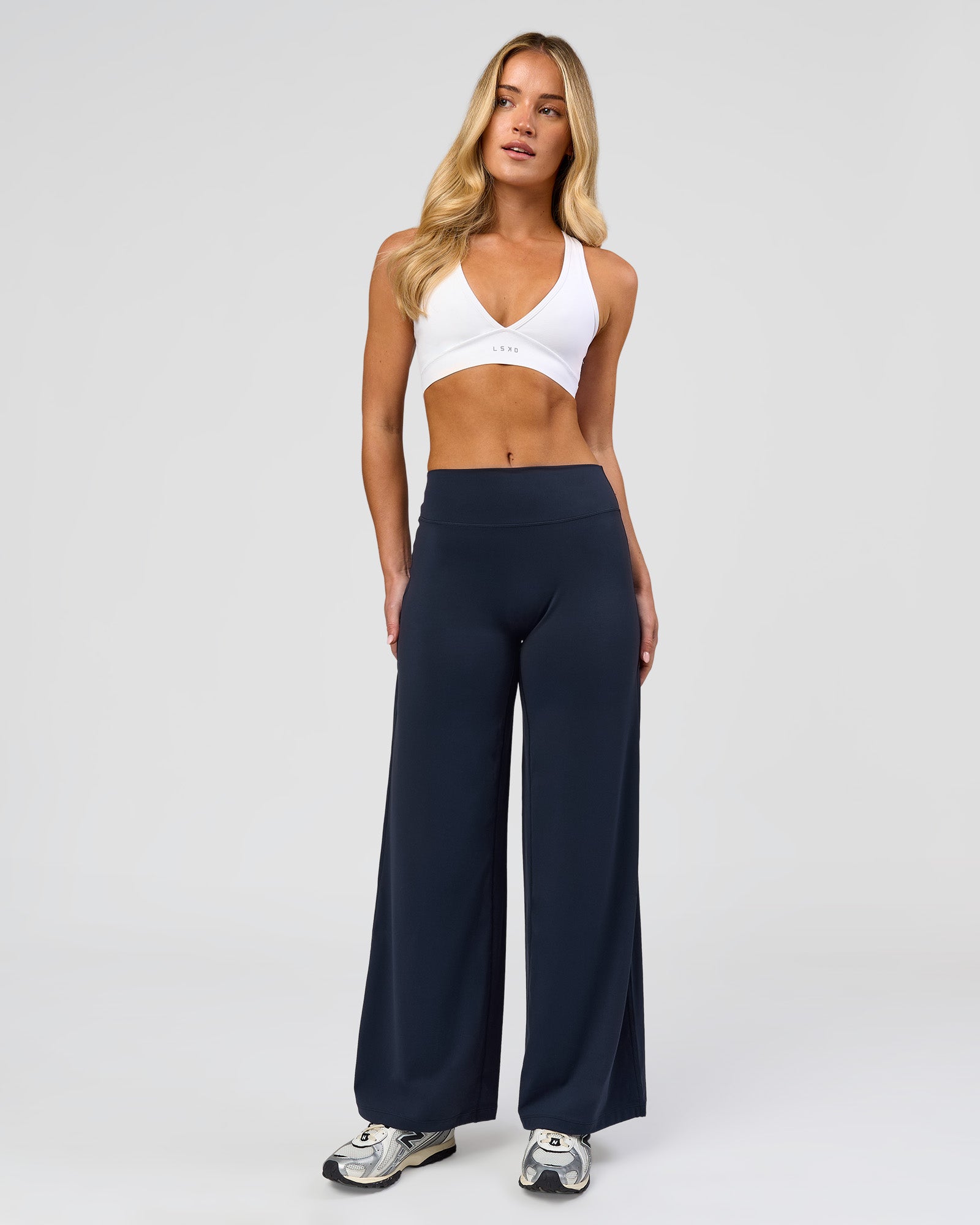 Woman wearing Elixir High-Rise Petite Pant - Midnight Navy | Model:Issy | Size:XS