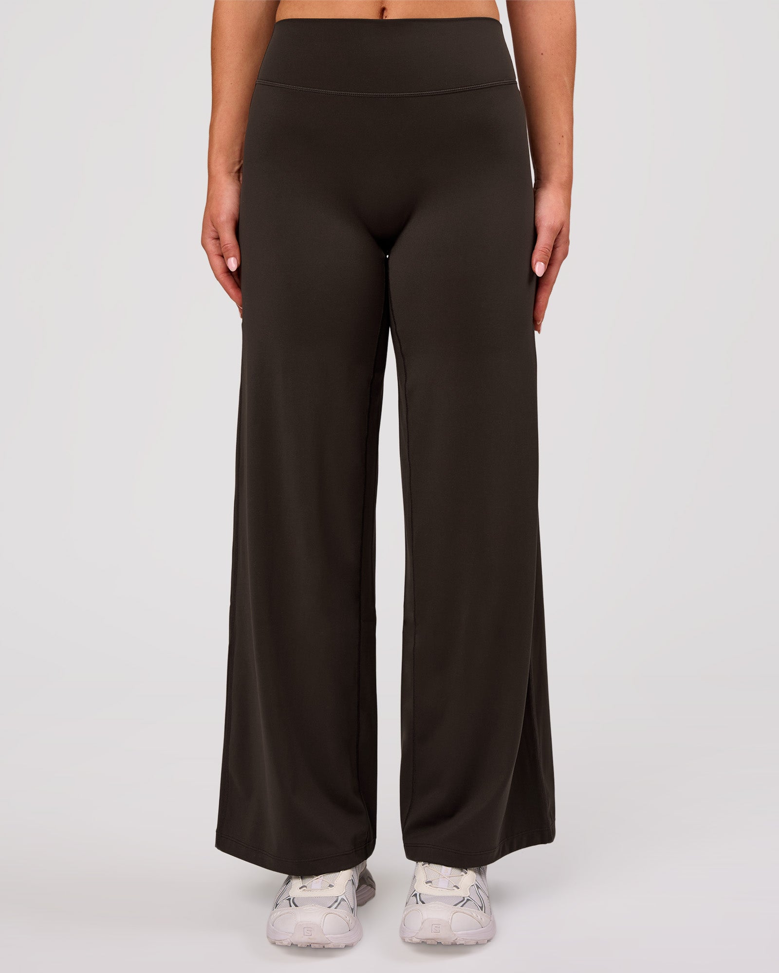 Woman wearing Elixir High-Rise Petite Pant - Ground Coffee | Model:Issy | Size:XS