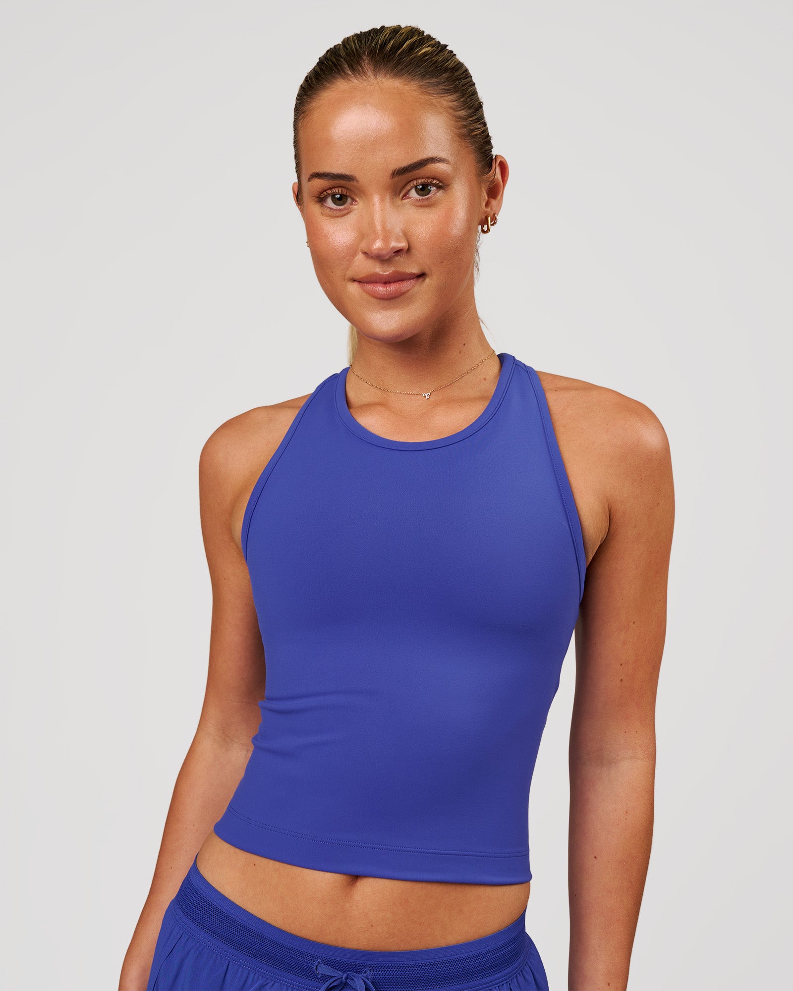 Woman wearing Flow Performance Tank 2.0 - Power Cobalt | Model:Issy | Size:XS