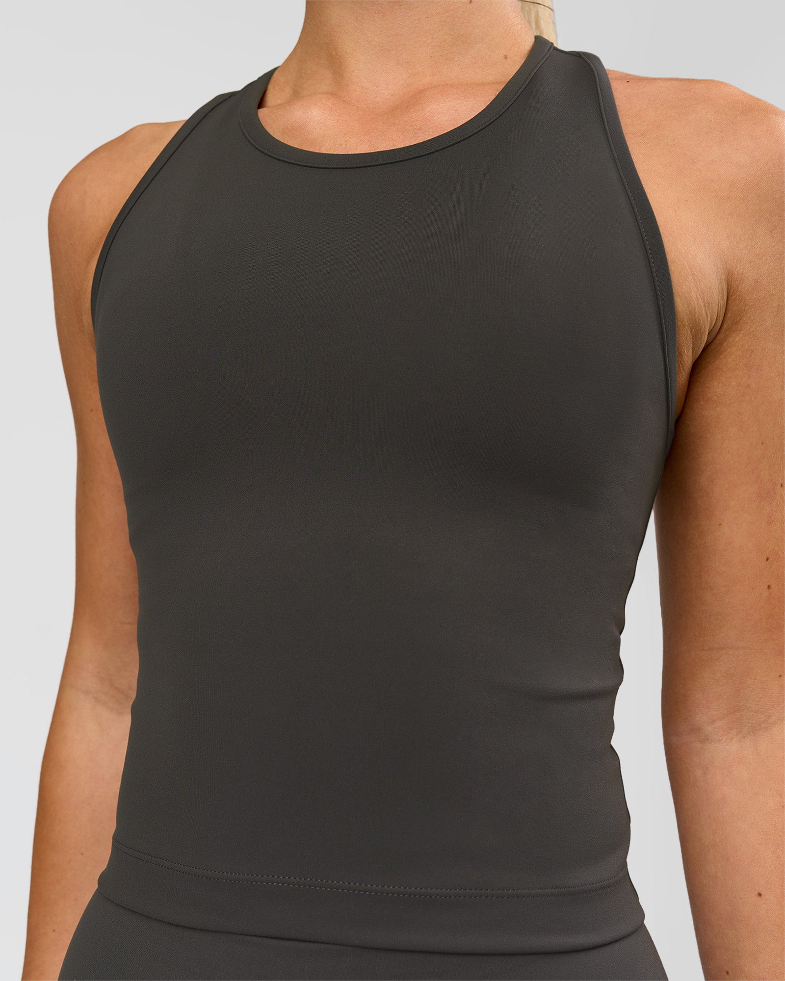 Woman wearing Flow Performance Tank 2.0 - Onyx | Model:Issy | Size:XS