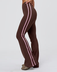Woman wearing Fusion V-Contour Bind High-Rise Flared Legging - Hot Chocolate-Pink Rose | Model:Issy | Size:XS | Thumbnail Index: 4