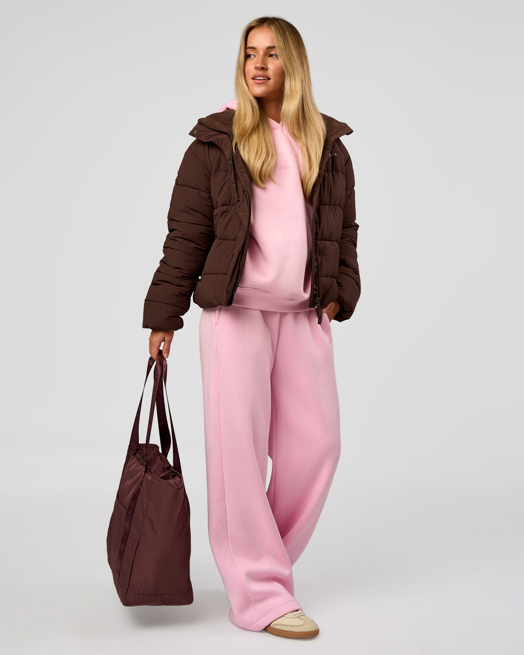 Woman wearing Go-To Puffer Jacket - Hot Chocolate | Model:Issy | Size:XS - view 7