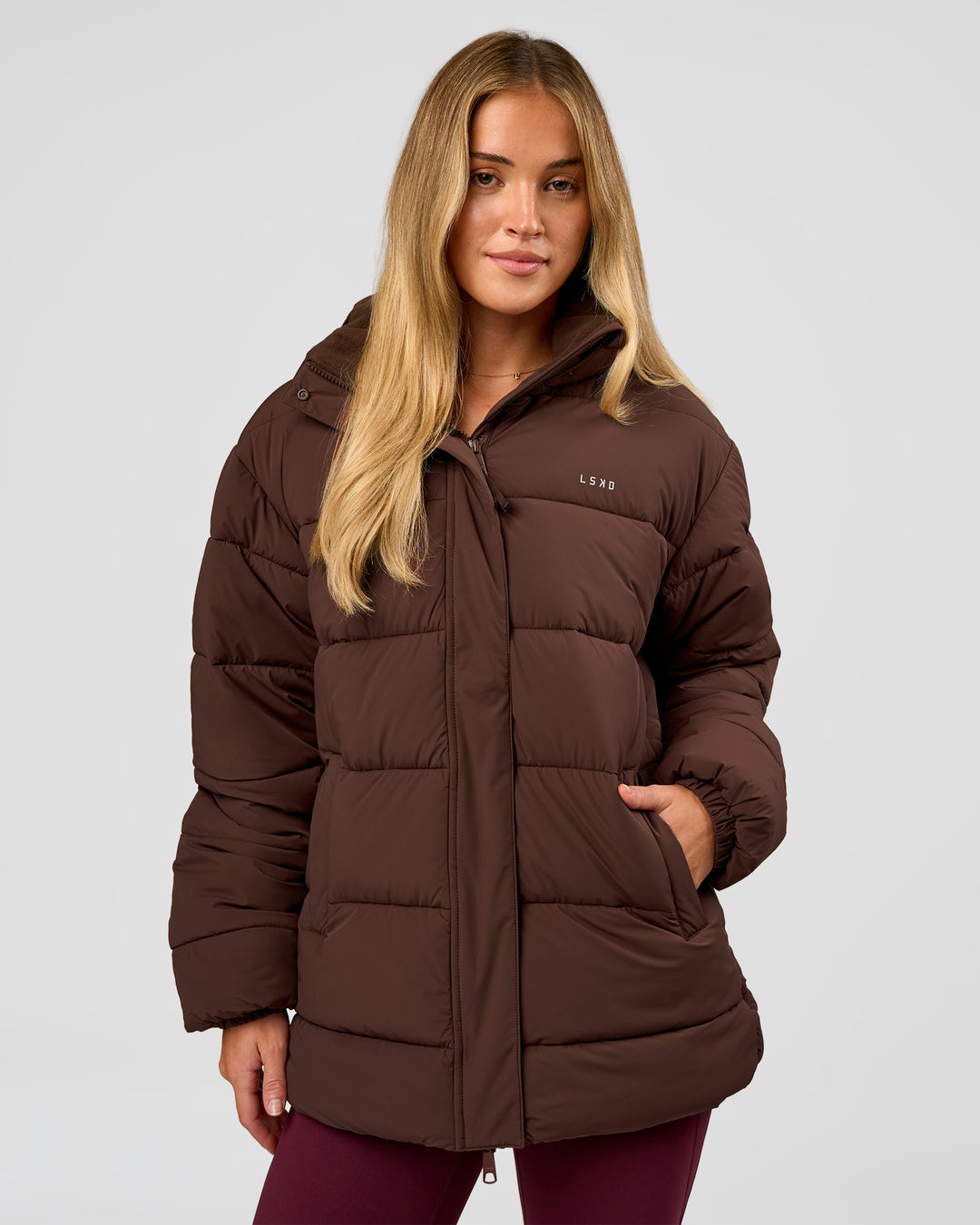 Woman wearing Go-To Puffer Mid Jacket - Hot Chocolate | Model:Issy | Size:XS - view 4
