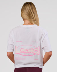 Woman wearing Magma FLXCotton Oversize Tee  - White-Pink Rose | Model:Issy | Size:XS | Thumbnail Index: 2
