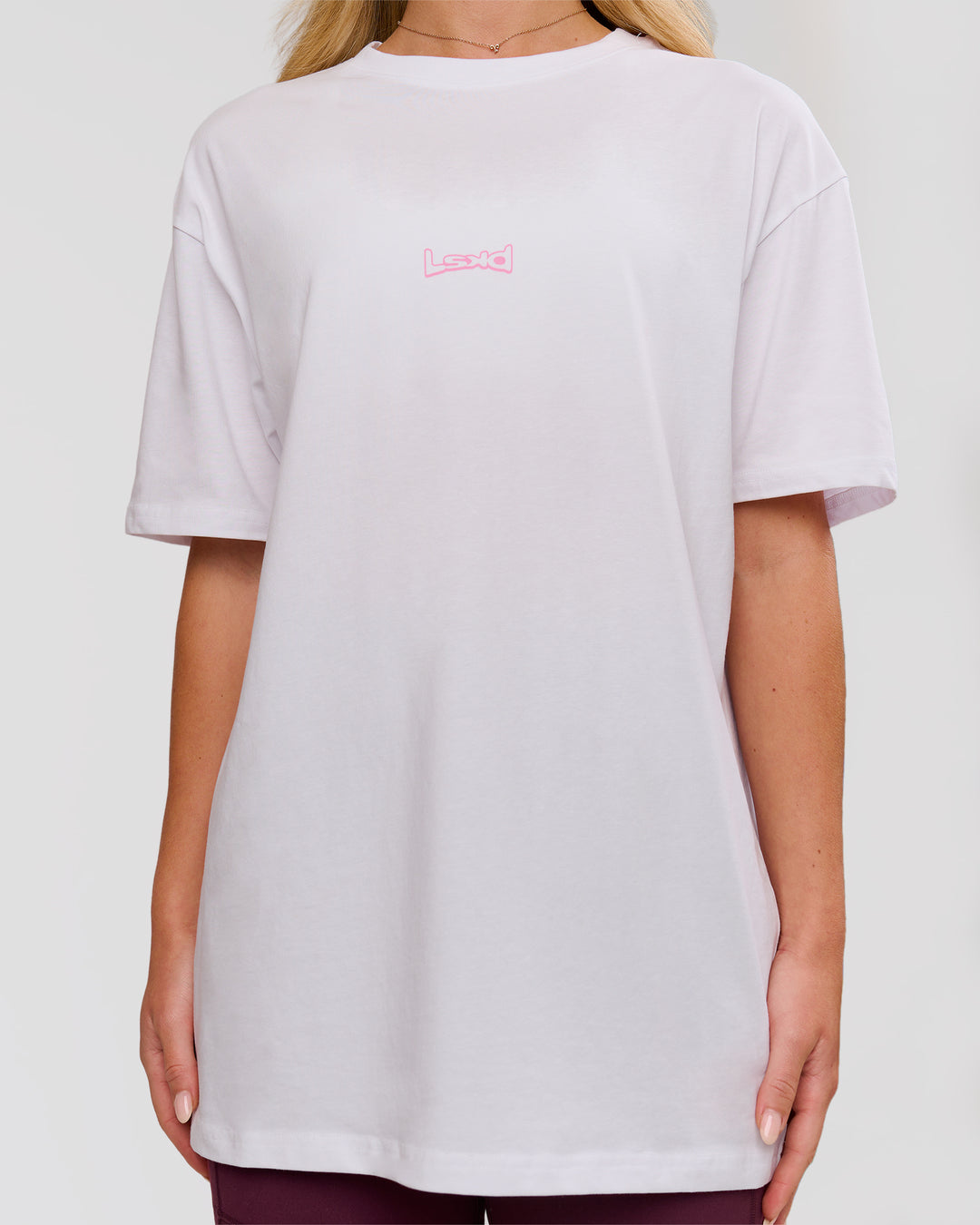 Woman wearing Magma FLXCotton Oversize Tee  - White-Pink Rose | Model:Issy | Size:XS - view 15