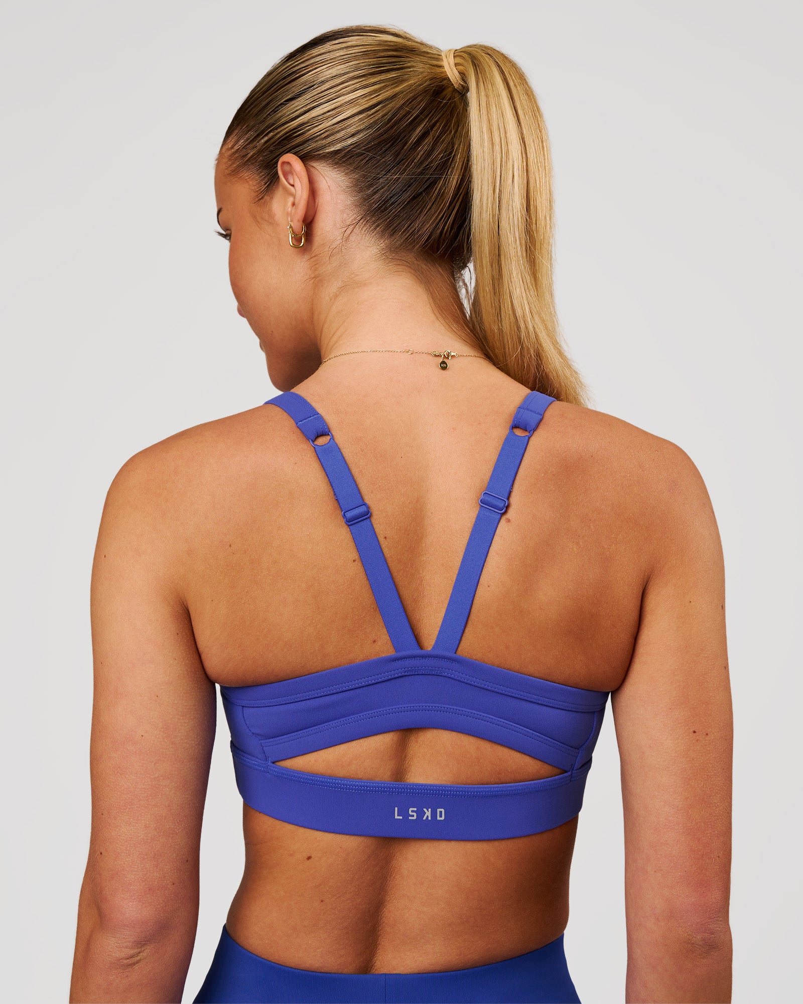 Woman wearing Momentum Sports Bra - Power Cobalt | Model:Issy | Size:XS