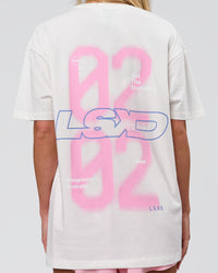 Woman wearing SoCal 26 FLXCotton Oversize Tee  - Off White-Pink Rose | Model:Issy | Size:XS | Thumbnail Index: 18