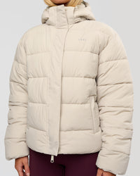 Woman wearing Go-To Puffer Jacket - Shale Beige | Model:Izzy | Size:XS | Thumbnail Index: 3