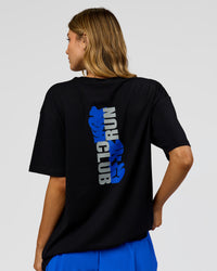 Woman wearing Run Club Elevate FLXCotton Oversized Tee - Black-Electric Indigo | Model:Leilani | Size:XS | Thumbnail Index: 3
