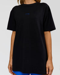 Woman wearing Run Club Elevate FLXCotton Oversized Tee - Black-Electric Indigo | Model:Leilani | Size:XS | Thumbnail Index: 5