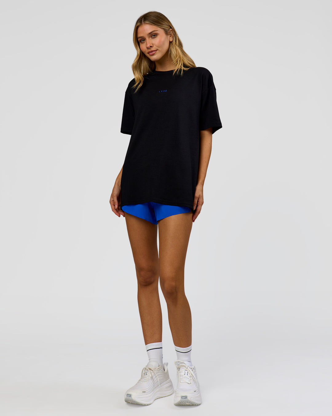 Woman wearing Run Club Elevate FLXCotton Oversized Tee - Black-Electric Indigo | Model:Leilani | Size:XS - view 9