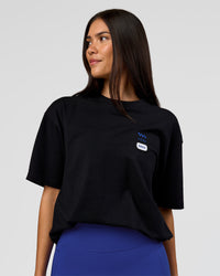 Woman wearing Archive FLXCotton Oversized Tee - Black-Electric Indigo | Model:Rhiley | Size:XS | Thumbnail Index: 4