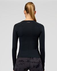 Woman wearing AeroFLX+ Seamless Long Sleeve Tee - Black Marl | Model:Taneisha | Size:XS | Thumbnail Index: 2