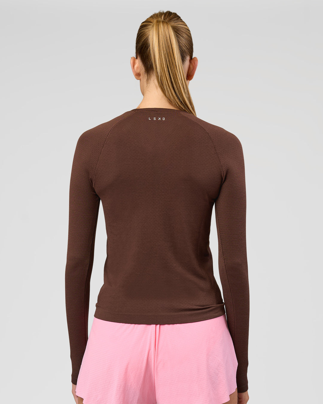 Woman wearing AeroFLX+ Seamless Long Sleeve Tee - Hot Chocolate/Hot Chocolate | Model:Taneisha | Size:XS - view 4