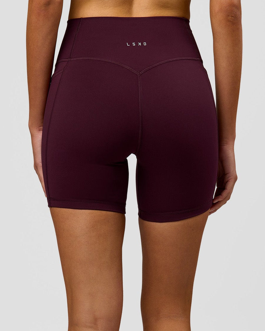 Woman wearing Fusion V-Contour Ultra High-Rise 6" Short Pockets - Cherry Lacquer | Model:Taneisha | Size:XS