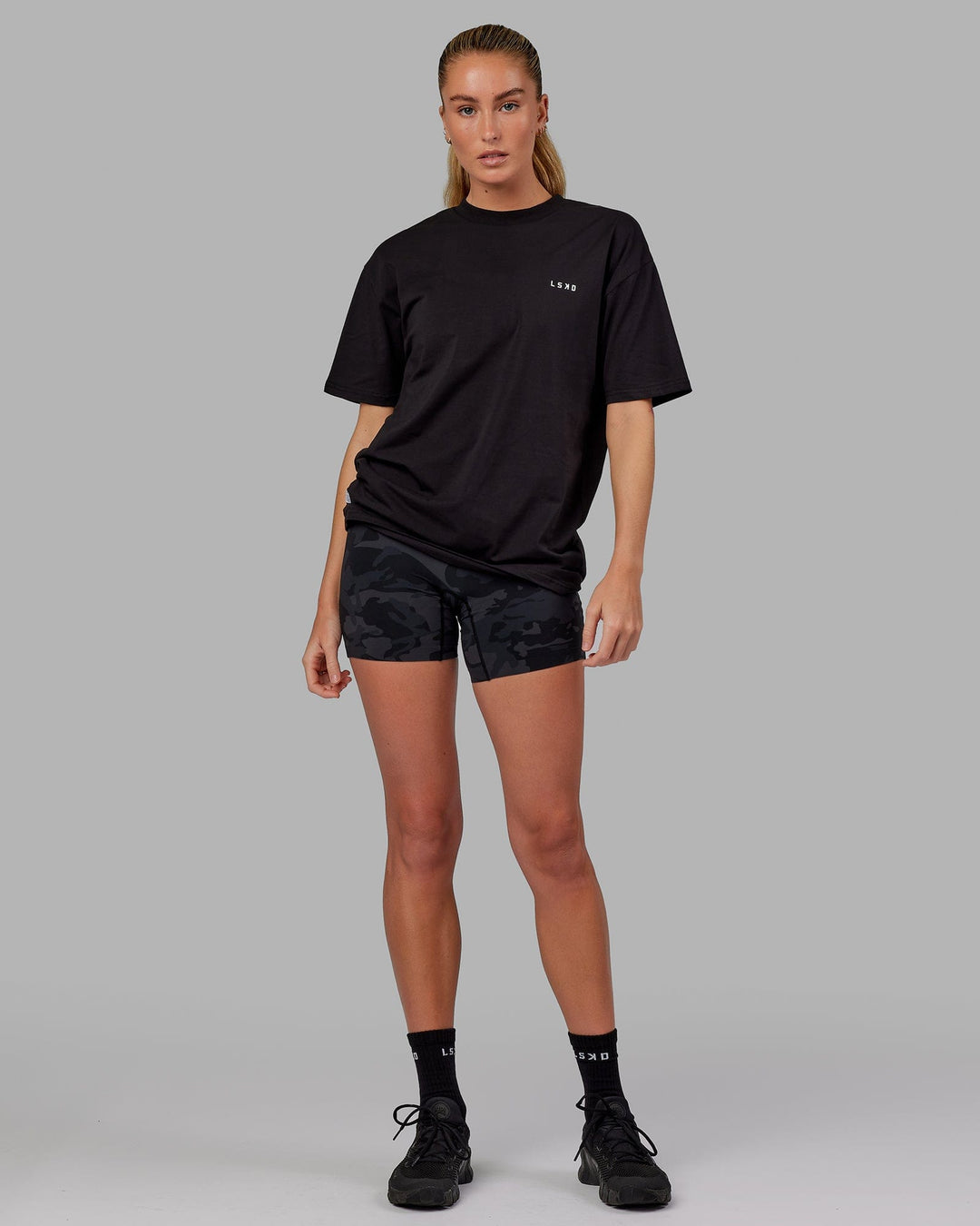 Woman wearing Unisex VS6 FLXCotton Tee Oversize - Black-White - view 4