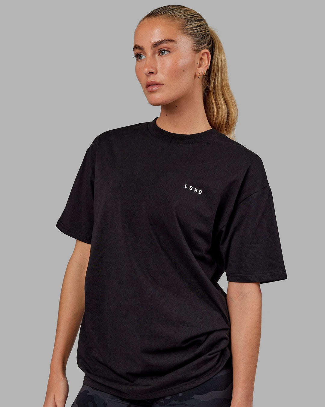 Woman wearing Unisex VS6 FLXCotton Tee Oversize - Black-White - view 6